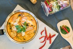 Sopa ou Tom Yum Seafood ácido do marisco fotografia de stock Sopa ou Tom Yum Seafood ácido do marisco fotografia de stock