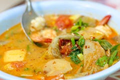 Sopa quente e ácida com camarão e vegetal fotos de stock Sopa quente e ácida com camarão e vegetal fotos de stock