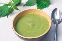 Sopa verde da provocação na bacia Fotos de Stock Royalty Free Sopa verde da provocação na bacia Fotos de Stock Royalty Free