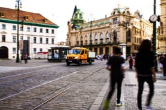 Sopgubbar och dustcart i Prague arkivbild Sopgubbar och dustcart i Prague arkivbild