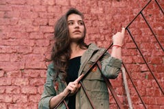 Soporte femenino joven de moda en las escaleras de acero foto de archivo libre de regalías Soporte femenino joven de moda en las escaleras de acero foto de archivo libre de regalías