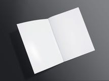 Soppressione l'opuscolo aperto su fondo scuro fotografia stock Soppressione l'opuscolo aperto su fondo scuro fotografia stock