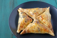 Sopra una vista di quattro Burekasin triangolare è servito su un plat immagine stock libera da diritti Sopra una vista di quattro Burekasin triangolare è servito su un plat immagine stock libera da diritti