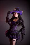 Sorcière gaie dans le costume gothique pourpre et noir de Halloween photos stock Sorcière gaie dans le costume gothique pourpre et noir de Halloween photos stock