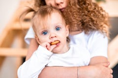 Sorella più anziana che si siede sulla scala con la più giovane sorella Concetto di amore della famiglia fotografia stock Sorella più anziana che si siede sulla scala con la più giovane sorella Concetto di amore della famiglia fotografia stock