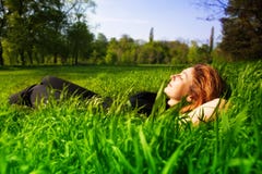 Sorgloses Konzept - Frauenentspannung im Freien im Gras lizenzfreies stockfoto Sorgloses Konzept - Frauenentspannung im Freien im Gras lizenzfreies stockfoto