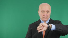 Sorgte sich Geschäftsmann Check Wristwatch und gestikuliert nervös lizenzfreies stockfoto Sorgte sich Geschäftsmann Check Wristwatch und gestikuliert nervös lizenzfreies stockfoto