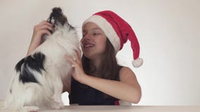 Sorprenden y goza al adolescente feliz hermoso en un sombrero de Santa Claus del regalo muy esperado - persiga el juguete contine metrajes Sorprenden y goza al adolescente feliz hermoso en un sombrero de Santa Claus del regalo muy esperado - persiga el juguete contine metrajes