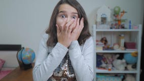 Sorpresa cexperiencing di felicità di gioia della scolara bambini positivi di concetto di emozione video di movimento lento Ragaz archivi video Sorpresa cexperiencing di felicità di gioia della scolara bambini positivi di concetto di emozione video di movimento lento Ragaz archivi video