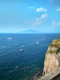 Sorrento Italie Mer et ciel bleus avec des nuages sur l'horizon photo libre de droits Sorrento Italie Mer et ciel bleus avec des nuages sur l'horizon photo libre de droits