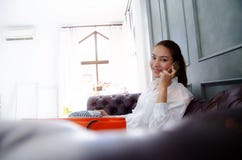Sorridere e conversazione della donna sul telefono immagine stock Sorridere e conversazione della donna sul telefono immagine stock