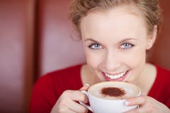 Sorrindo, cappuccino bebendo da mulher bonita foto de stock royalty free Sorrindo, cappuccino bebendo da mulher bonita foto de stock royalty free