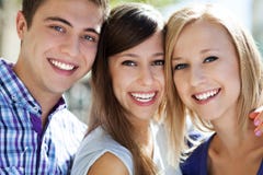 Sorriso de três jovens imagens de stock royalty free Sorriso de três jovens imagens de stock royalty free