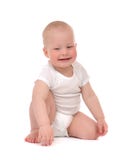 Sorriso feliz de assento ou de rastejamento da criança infantil do bebê da criança foto de stock Sorriso feliz de assento ou de rastejamento da criança infantil do bebê da criança foto de stock