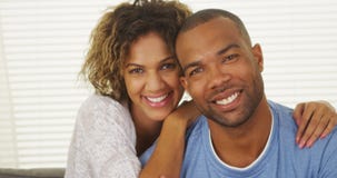 Sorriso preto feliz dos pares imagens de stock royalty free Sorriso preto feliz dos pares imagens de stock royalty free