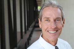 Sorriso saudável Dentes que whitening Fim de sorriso bonito do retrato do homem novo acima Sobre o fundo moderno do corredor Riso fotos de stock Sorriso saudável Dentes que whitening Fim de sorriso bonito do retrato do homem novo acima Sobre o fundo moderno do corredor Riso fotos de stock