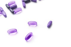 Sorterade farmaceutiska medicinpiller som isoleras på vit bakgrund violetta pills royaltyfri bild Sorterade farmaceutiska medicinpiller som isoleras på vit bakgrund violetta pills royaltyfri bild