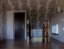Sortez les escaliers en bois au premier étage de la maison Image libre de droits Sortez les escaliers en bois au premier étage de la maison Image libre de droits