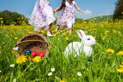 sorveglianza di caccia dell'uovo di Pasqua del coniglietto