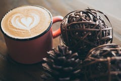 Sosna rożek i latte niski światło obraz royalty free Sosna rożek i latte niski światło obraz royalty free