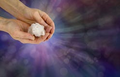 Sostener un amo Apophyllite Crystal Cluster de Reiki imagenes de archivo Sostener un amo Apophyllite Crystal Cluster de Reiki imagenes de archivo