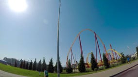 Sotchi, Rusland - Juni 2018: Het drijven rond de zuidelijke stad op een Zonnige dag scène Warme verse die dag met vreugde wordt g stock video Sotchi, Rusland - Juni 2018: Het drijven rond de zuidelijke stad op een Zonnige dag scène Warme verse die dag met vreugde wordt g stock video