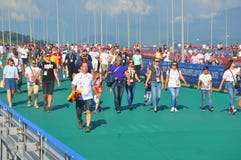 SOTCHI, RUSSIE - 25 JUIN 2017 : Les gens marchent le long du pont vert en parc olympique pour la tasse 2017 de confédérations de images stock SOTCHI, RUSSIE - 25 JUIN 2017 : Les gens marchent le long du pont vert en parc olympique pour la tasse 2017 de confédérations de images stock