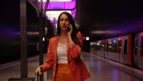 Sottopassaggio aspettante - una giovane donna di affari che parla sullo smartphone e sulla risata stock footage Sottopassaggio aspettante - una giovane donna di affari che parla sullo smartphone e sulla risata stock footage