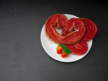 Souffle de fraise en forme de coeur sur le panneau de granit image libre de droits Souffle de fraise en forme de coeur sur le panneau de granit image libre de droits