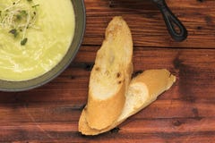 Soupe aux pois à plan rapproché avec du pain sur la table en bois rustique, vue supérieure photographie stock libre de droits Soupe aux pois à plan rapproché avec du pain sur la table en bois rustique, vue supérieure photographie stock libre de droits