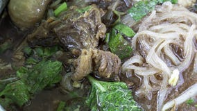 Soupe de nouilles épicée avec du boeuf, des boulettes de viande et des légumes photos stock Soupe de nouilles épicée avec du boeuf, des boulettes de viande et des légumes photos stock