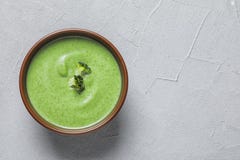 Soupe à detox de légume frais faite de brocoli dans le plat sur la table, vue supérieure photos stock Soupe à detox de légume frais faite de brocoli dans le plat sur la table, vue supérieure photos stock