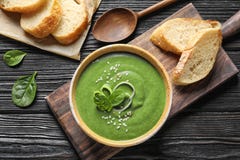 Soupe à detox de légume frais faite en épinards servis sur la table photographie stock Soupe à detox de légume frais faite en épinards servis sur la table photographie stock