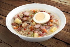 Soupe à perle avec le lard et l'oeuf photo stock Soupe à perle avec le lard et l'oeuf photo stock