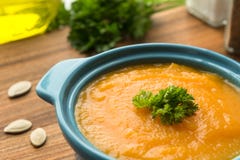 Soupe à potiron avec le pesto et les graines rôties image libre de droits Soupe à potiron avec le pesto et les graines rôties image libre de droits