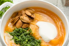 Soupe à potiron avec le pesto et les graines rôties images stock Soupe à potiron avec le pesto et les graines rôties images stock