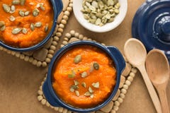 Soupe à potiron d'automne avec les graines de citrouille et l'amande, tir de table en bois rustique ci-dessus images libres de droits Soupe à potiron d'automne avec les graines de citrouille et l'amande, tir de table en bois rustique ci-dessus images libres de droits