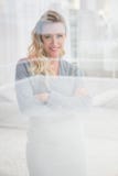 Sourire assez blond avec des bras croisés Images libres de droits Sourire assez blond avec des bras croisés Images libres de droits