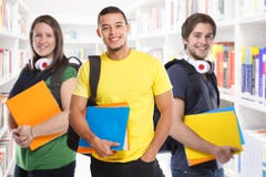 Sourire d'éducation de bibliothèque d'études des jeunes d'étudiant d'étudiants universitaires heureux photographie stock libre de droits Sourire d'éducation de bibliothèque d'études des jeunes d'étudiant d'étudiants universitaires heureux photographie stock libre de droits