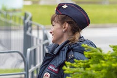 Sourire de policier de femme 56mm empil?es vers le haut dans une pile organis?e photographie stock libre de droits Sourire de policier de femme 56mm empil?es vers le haut dans une pile organis?e photographie stock libre de droits