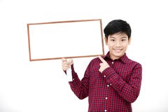 Sourire et main asiatiques de garçon tenant le conseil vide Photographie stock libre de droits Sourire et main asiatiques de garçon tenant le conseil vide Photographie stock libre de droits