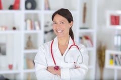 Sourire femelle de docteur âgé beau par milieu de portrait image stock Sourire femelle de docteur âgé beau par milieu de portrait image stock