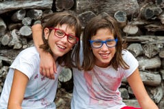 Sourire handicapé de deux soeurs. photo stock Sourire handicapé de deux soeurs. photo stock