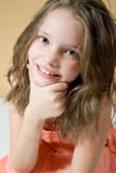 Sourire mignon de petite fille, se penchant sur son coude Photographie stock libre de droits Sourire mignon de petite fille, se penchant sur son coude Photographie stock libre de droits
