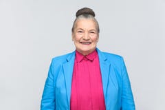 Sourire toothy de femme mignonne à l'appareil-photo photographie stock libre de droits Sourire toothy de femme mignonne à l'appareil-photo photographie stock libre de droits
