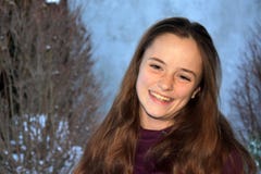 Sourires mignons d'adolescente avec joie malveillante photographie stock libre de droits Sourires mignons d'adolescente avec joie malveillante photographie stock libre de droits