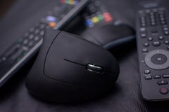 Souris d'Opticicon sans câbles et télécommandes sur un fond noir et avec une légère tache floue Icône de l'obsolescence pro images libres de droits Souris d'Opticicon sans câbles et télécommandes sur un fond noir et avec une légère tache floue Icône de l'obsolescence pro images libres de droits