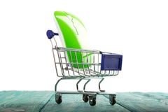 Souris sans fil d'ordinateur dans un chariot de miniature-achats d'isolement dessus photographie stock Souris sans fil d'ordinateur dans un chariot de miniature-achats d'isolement dessus photographie stock