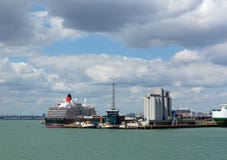 Southampton atraca con el buque grande del barco de cruceros y de carga en día de verano tranquilo con el cielo azul del buen tie foto de archivo Southampton atraca con el buque grande del barco de cruceros y de carga en día de verano tranquilo con el cielo azul del buen tie foto de archivo