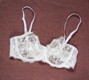 Soutien-gorge blanc sur le fond rose de velours photographie stock Soutien-gorge blanc sur le fond rose de velours photographie stock